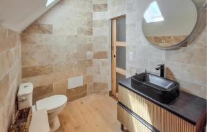 Maisons de vacances 3 Bedroom Amazing Home In Plouhinec : photos des chambres