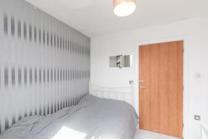 3 Bedrooms 2 baths 10 mins to London Bridge