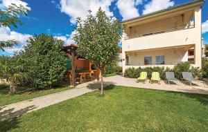 Stunning Home In Vodice With Lake View 