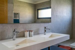 Maisons de vacances Modern Villa With Panoramic Forest Views : photos des chambres