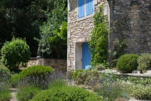 very pleasant provençal mas, typical to the region, with heated pool in saint remy de provence - 9 people