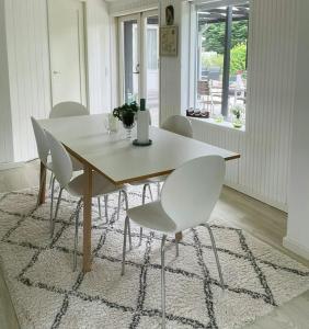 Retro Cottage With Fjord View