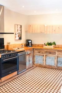 Provençal Farmhouse In Preserved Natural Setting