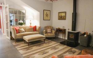 Maisons de vacances Charming Riverside House In Medieval Village : photos des chambres