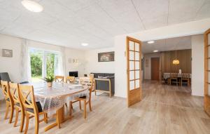 Nice Home In Skjern With Wifi