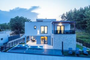 Heated pool with jacuzzi - Villa Nina