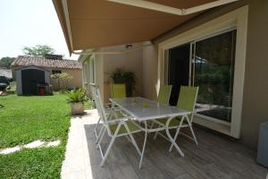 A pretty family house located in a tranquil area with a pretty view of the Luberon range.