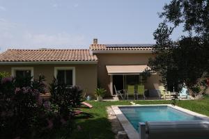 A pretty family house located in a tranquil area with a pretty view of the Luberon range.