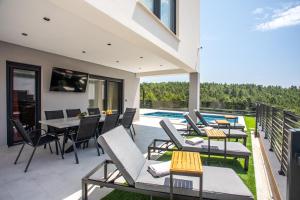 Heated pool with jacuzzi - Villa Nina