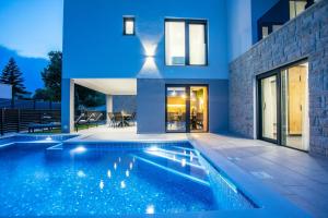 Heated pool with jacuzzi - Villa Nina