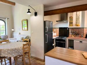 Maisons de vacances Provencal Villa With Luberon Views : photos des chambres