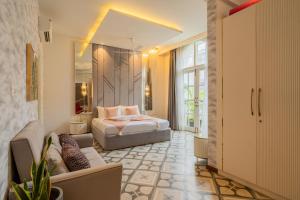 ELIVAAS Casa Ritzy Mediterranean 5 BHK Hideaway with Pool near Popular Beaches