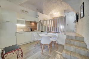 Sandra - Atypical and Charming - Suquet - VCA