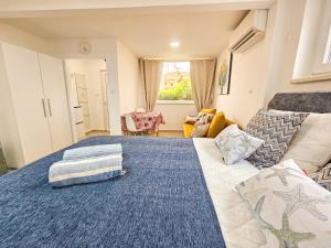 Vita Studio House with Garden and Parking - Renovated 2025