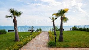 Луксозен апартамент с паркомясто в квартал Сарафово