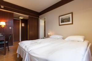 Standard Twin Room with Fjord View room in Tyssedal Hotel