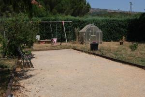 Maisons de vacances First floor of a typical house close to Aix en Provence 6 personnes : photos des chambres