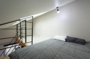 Shinnonhyeon Station 3 minutes away from the hotel