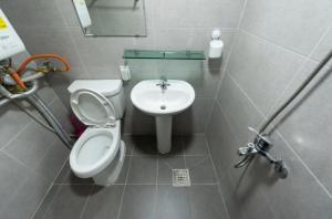 Shinnonhyeon Station 3 minutes away from the hotel