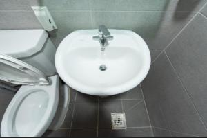 Shinnonhyeon Station 3 minutes away from the hotel