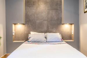 Typical Mouraria Studios by Hosty