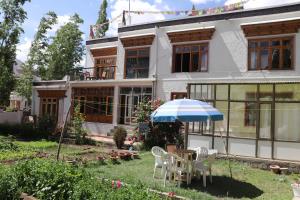 Nilza Guest House - Penziony, Léh