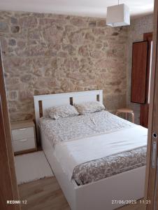 Casa de piedra céntrica.