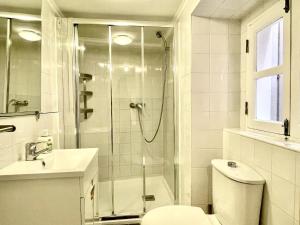 Alfama Typical by Hosty