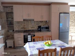 Casa de piedra céntrica.