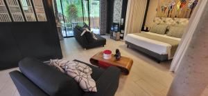 La chaume du marais poitevin avec barque green venice with boat