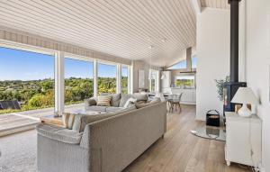 3 Bedroom Beautiful Home In Ebeltoft