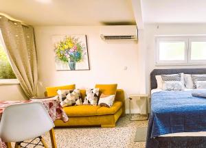 Vita Studio House with Garden and Parking - Renovated 2025