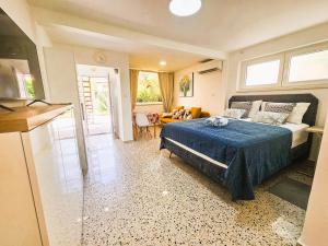 Vita Studio House with Garden and Parking - Renovated 2025