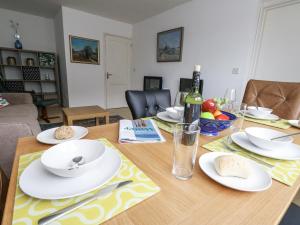 Beachcombers, 13 Chesil House