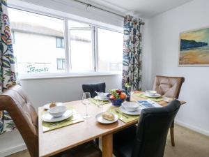 Beachcombers, 13 Chesil House