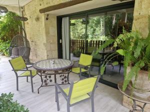 La chaume du marais poitevin avec barque green venice with boat