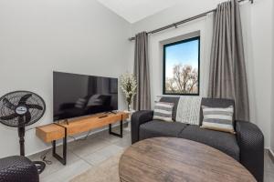 Chic & Central 1 Bed Apartment in Illovo Sandton