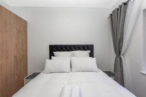 Chic & Central 1 Bed Apartment in Illovo Sandton