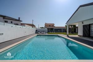 Silveira Pool House - Private pool and big garden