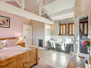 4 Bed in Marsden 94015