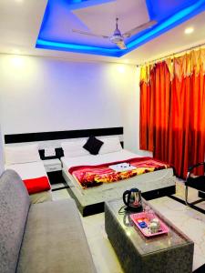 Hotel The Hanuman Ji Palace Near RamJanambhoomi Temple -Restaurant and Parking Facilities