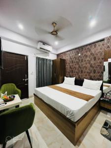 !! VARANASI HOTEL VINAYAK GRAND -Near Kasi Vishwanath Temple & Ganga River - 300m Sankat Mochan Hanuman Temple #Fully Air Conditioning #Free Wi-Fi #Parking #Lift #Room Service #Premium Hotel In Varanasi !!