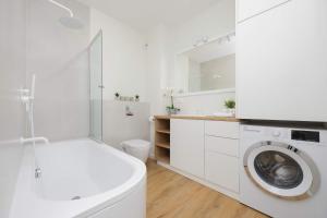 Stylish Apartment by the Lake with Balcony in Zegrze by Noclegi Renters