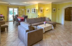 Maisons de vacances Lovely Home In St Cannat : photos des chambres
