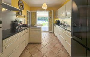Maisons de vacances Lovely Home In St Cannat : photos des chambres