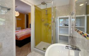 Maisons de vacances Lovely Home In St Cannat : photos des chambres