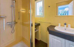 Maisons de vacances Lovely Home In St Cannat : Maison de Vacances 5 Chambres