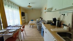 Maisons de vacances Studio climatise-terrasse-Netflix-jardin a 10 min de Cassis : photos des chambres