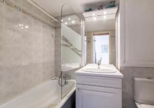 Maisons de vacances DOUCEUR D AZUR maison climatisee 1 a 4 personnes avec jardinet piscine et parking ideal sejour pro ou detente : photos des chambres