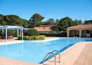 Maisons de vacances DOUCEUR D AZUR maison climatisee 1 a 4 personnes avec jardinet piscine et parking ideal sejour pro ou detente : photos des chambres